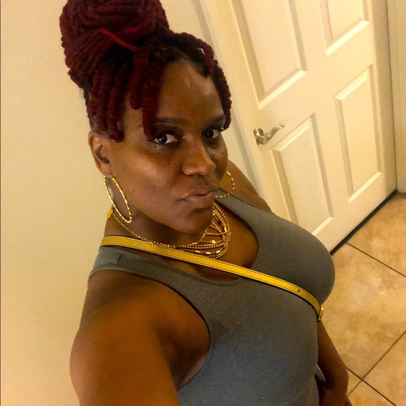 Meet your Posher, Nicole - Picture 1 of 3